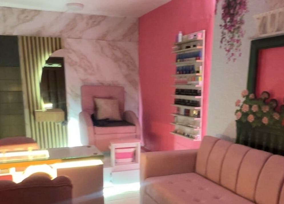 Cozy interior of Yudy Nails Studio, Medellín, Antioquia, CO with plush pink seating and chic decor.