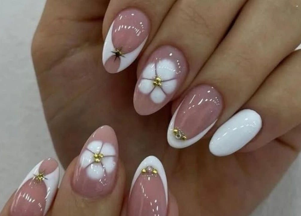 Floral nail art at Yudy Nails Studio, Medellín, Antioquia, CO showcasing delicate designs.