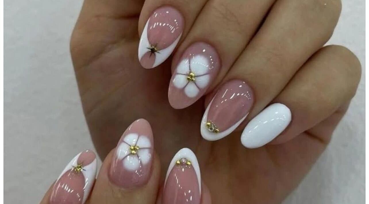 Floral nail art at Yudy Nails Studio, Medellín, Antioquia, CO showcasing delicate designs.