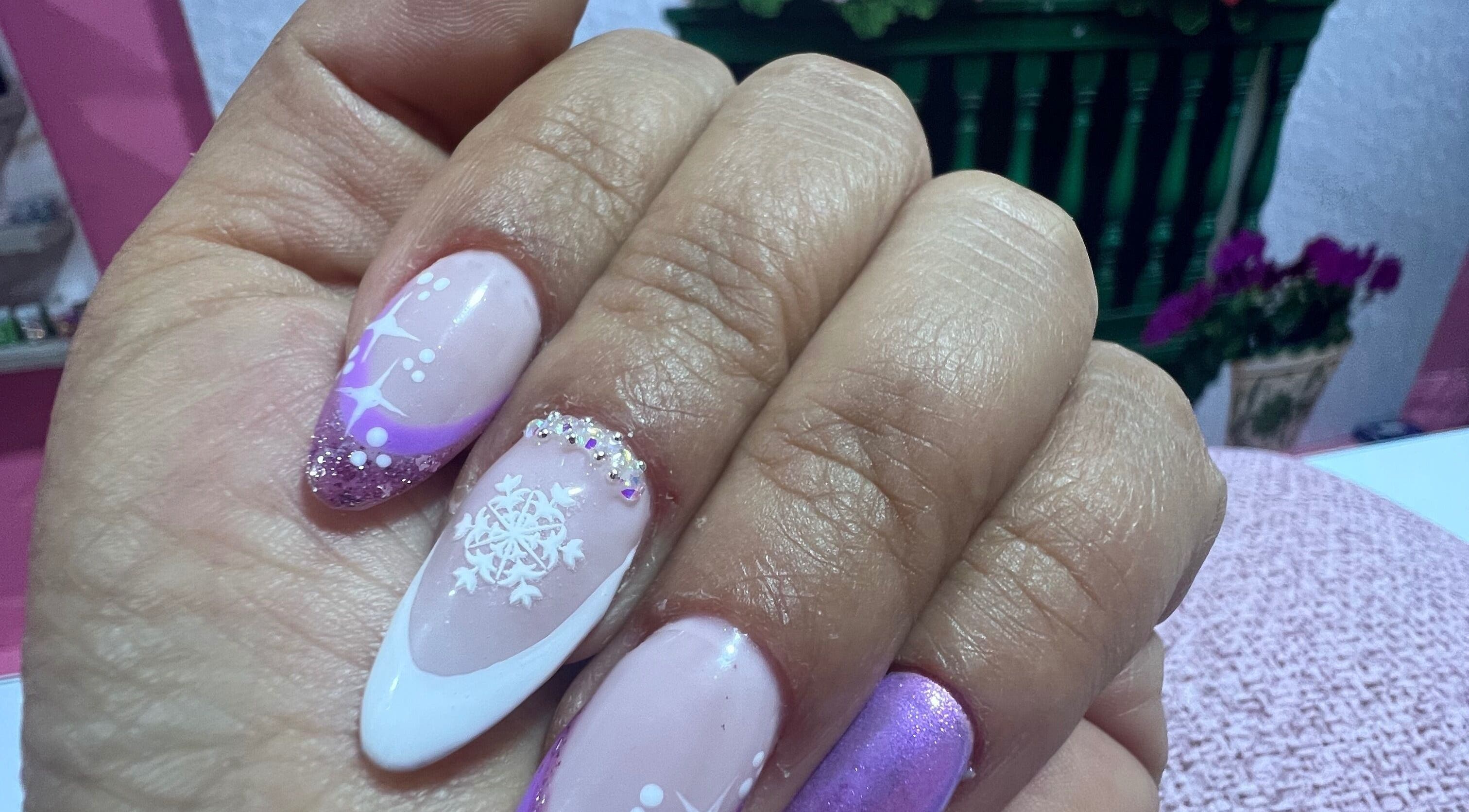 Lavender and white nail art at Yudy Nails Studio, Medellín, Antioquia, CO. Detailed floral and sparkle accents.