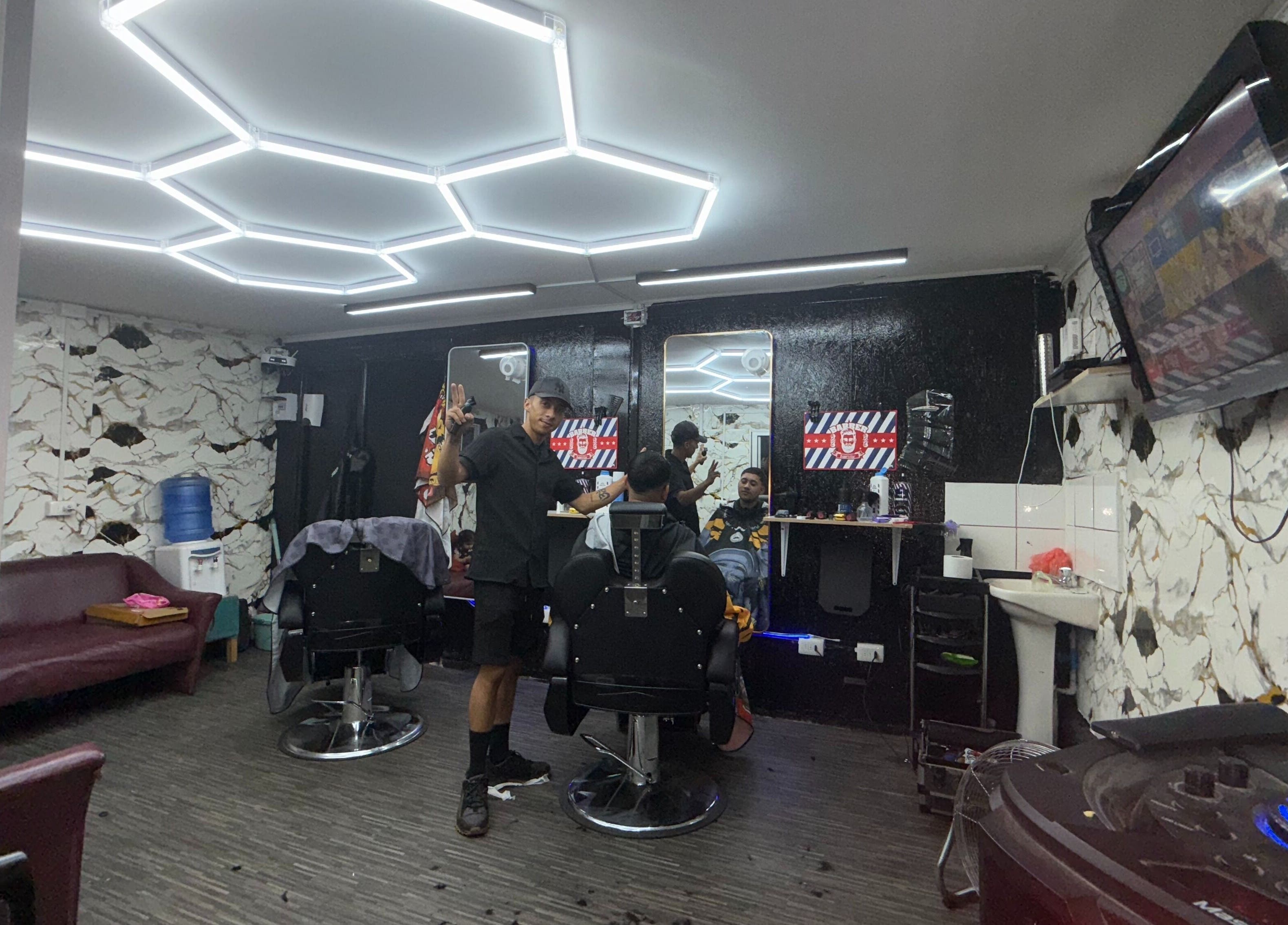 Flow NewYork Barber offers modern haircuts at Colina, Región Metropolitana, CL with stylish interior decor.