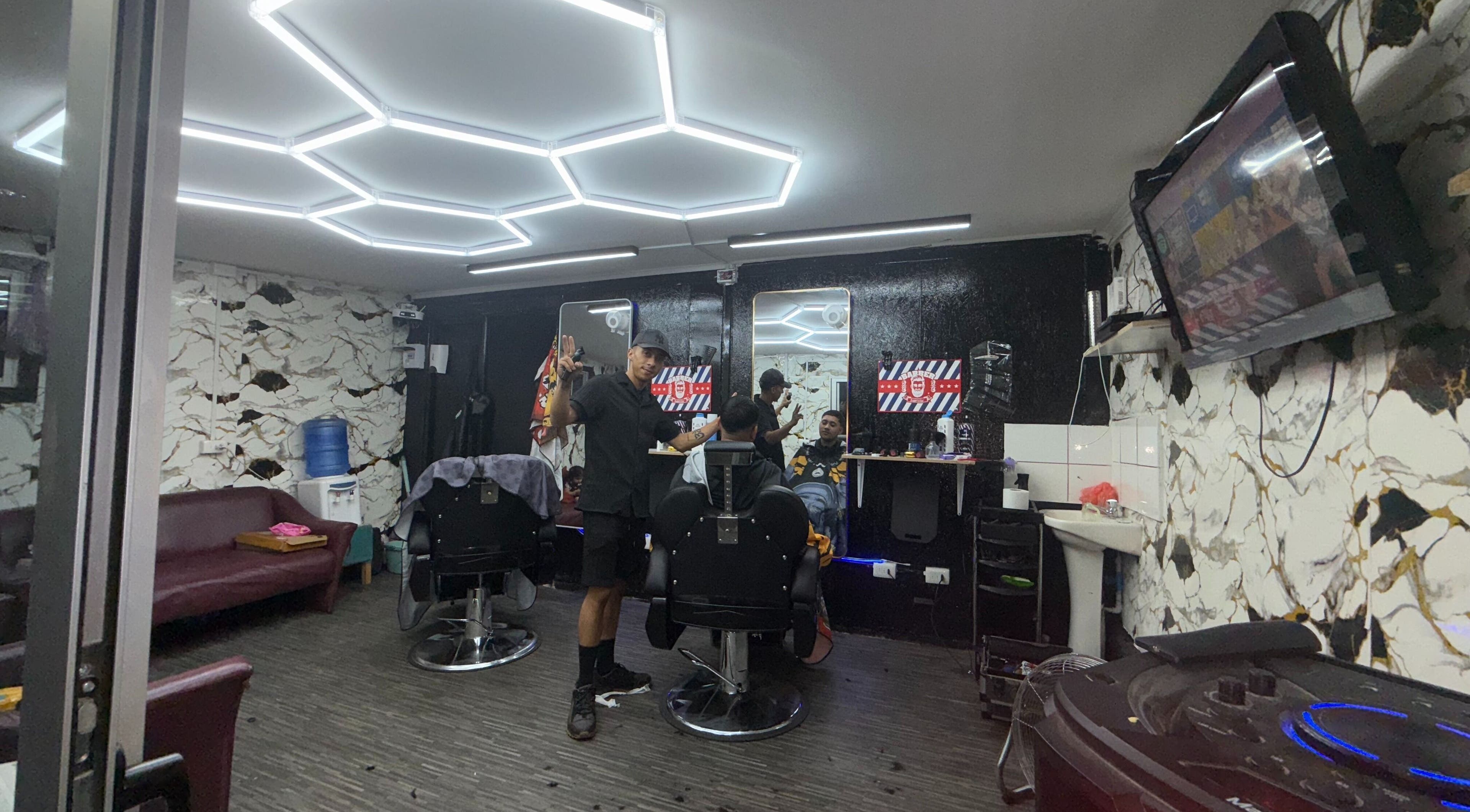 Flow NewYork Barber offers modern haircuts at Colina, Región Metropolitana, CL with stylish interior decor.