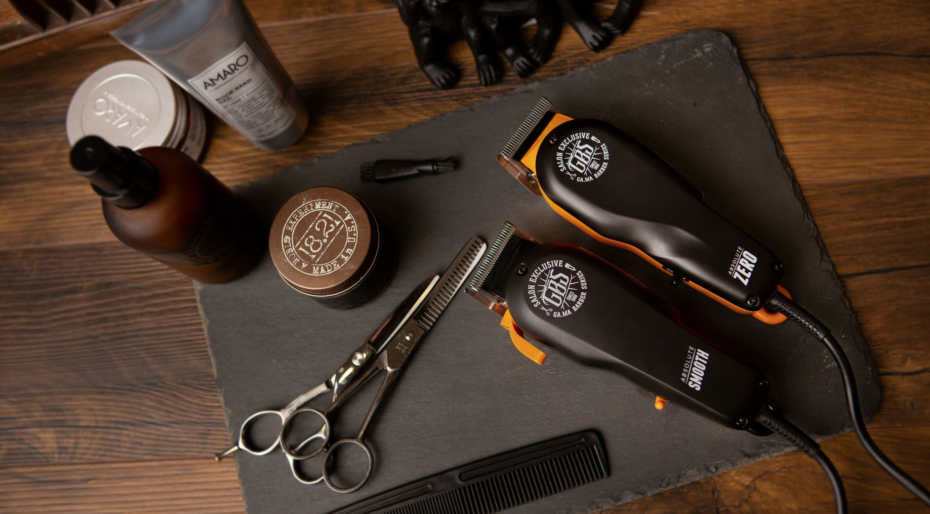 Herramientas de barbería en Barberia Vikingos, Rosario, Santa Fe, AR. Incluye productos y máquinas de corte.