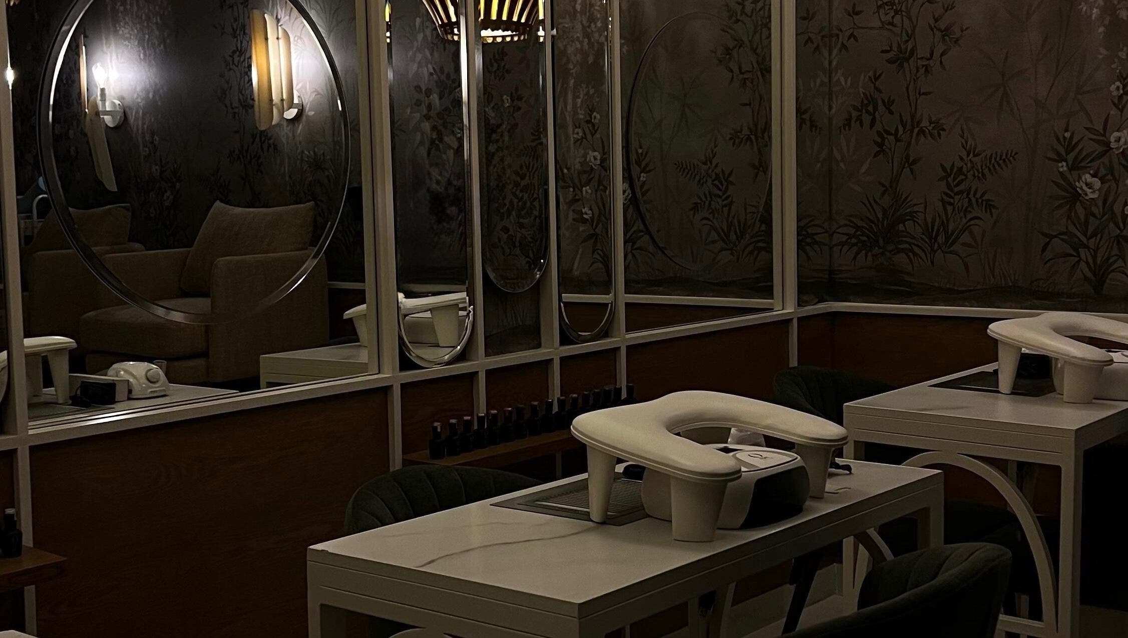 Elegant nail salon interior at Harlow, San Pedro Garza García, Nuevo León, MX, featuring comfortable seating and decor.