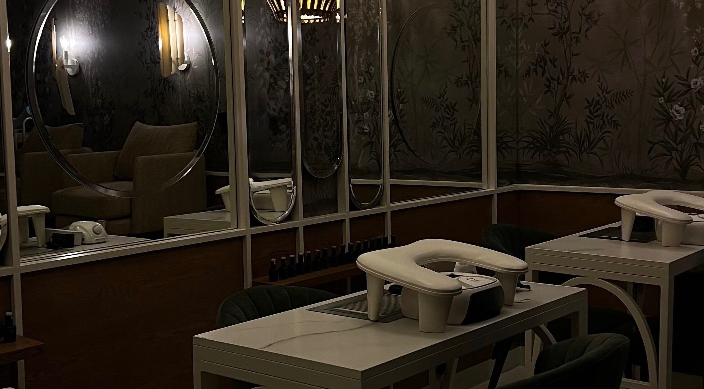 Elegant nail salon interior at Harlow, San Pedro Garza García, Nuevo León, MX, featuring comfortable seating and decor.