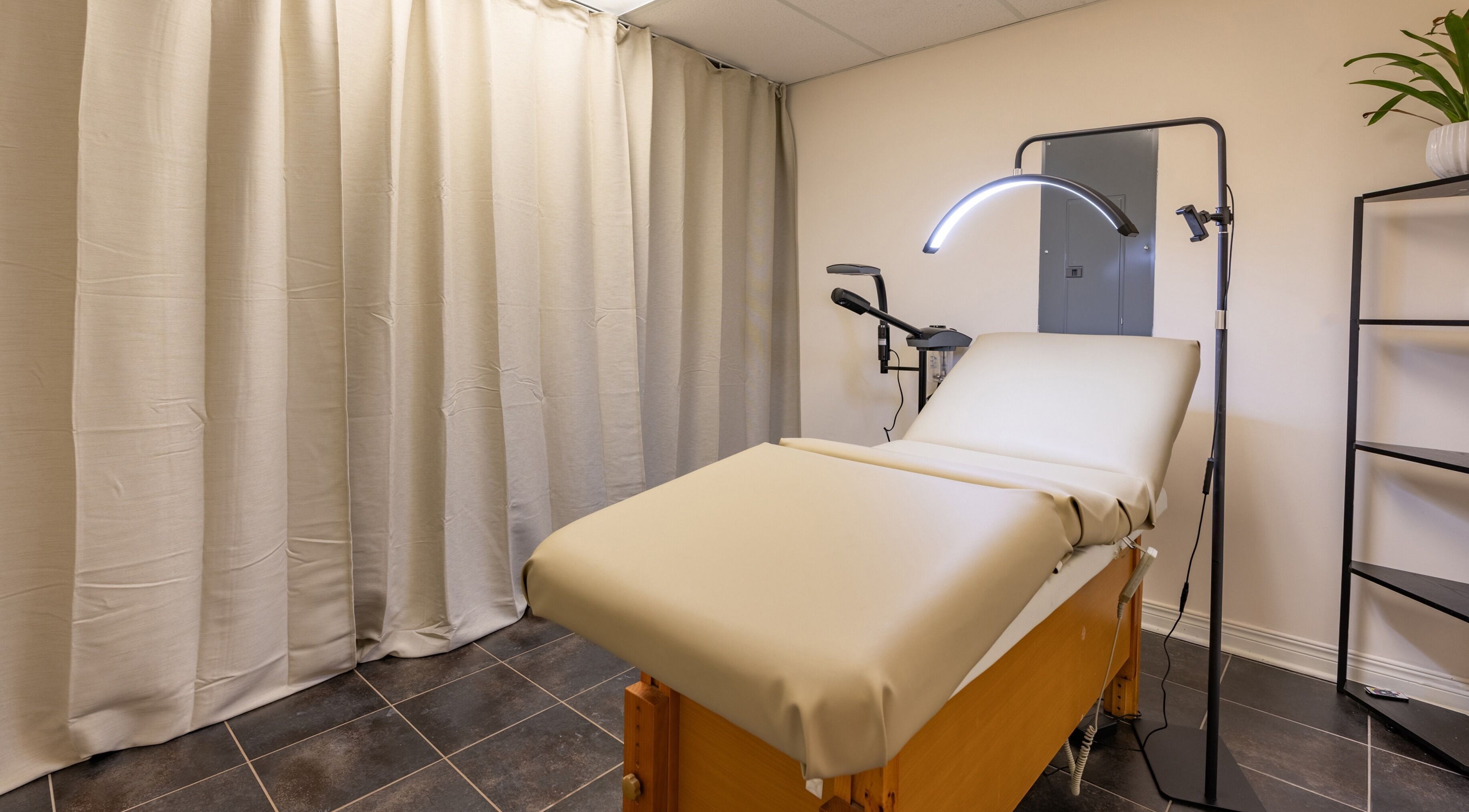 Relaxing treatment room at Institut NewYou in Sainte-Anne-de-Bellevue, Québec, CA, featuring a comfortable massage bed.
