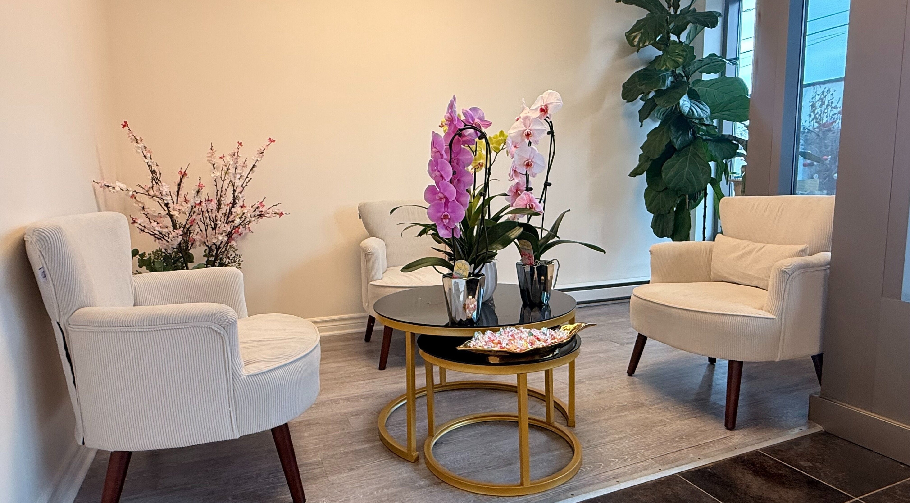 Cozy lounge with orchids at Institut NewYou in Sainte-Anne-de-Bellevue, Québec, CA. Elegant and inviting atmosphere.