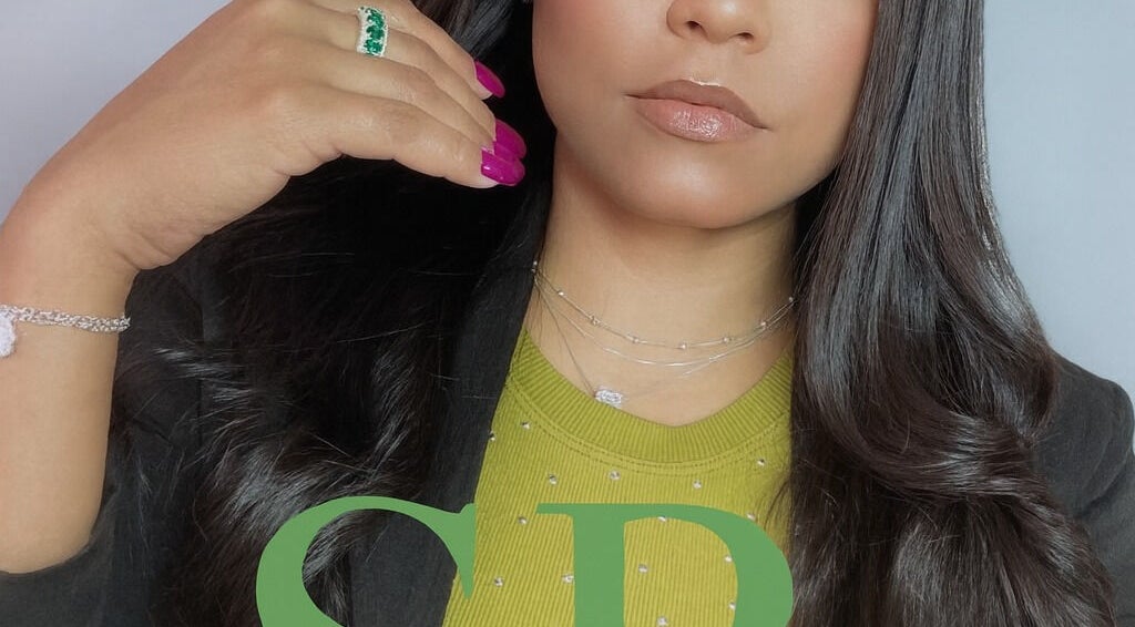 Unhas elegantes com esmalte rosa e anel esmeralda realizado no S.R nails designer, São Paulo, São Paulo, BR.