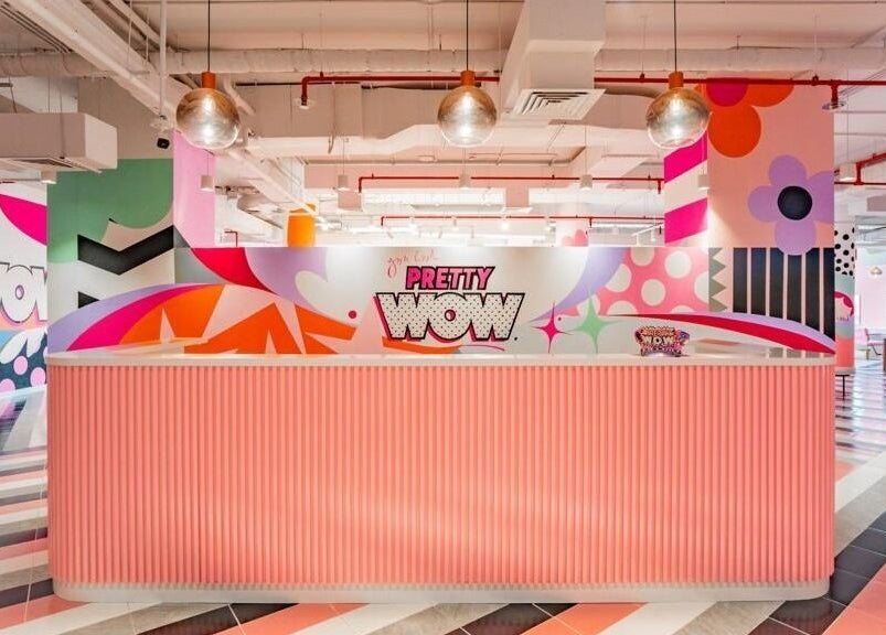 Colorful Pretty Wow reception area in Dubai, Dubai, AE with modern design elements and bright decor.