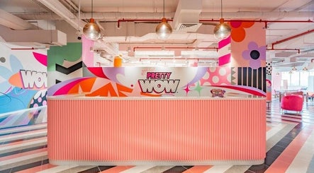 Colorful Pretty Wow reception area in Dubai, Dubai, AE with modern design elements and bright decor.
