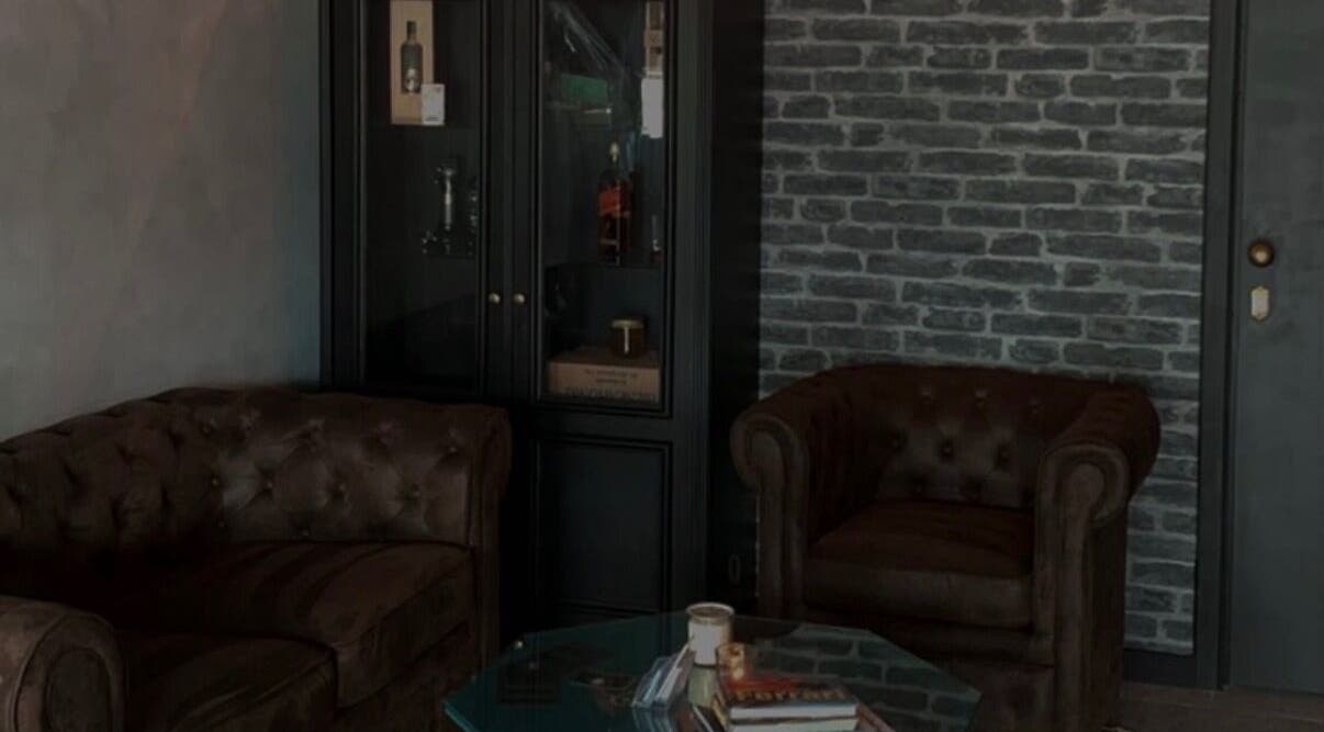 Stijlvolle lederen zitruimte bij The Italian Barber in Hasselt, Vlaanderen, BE.