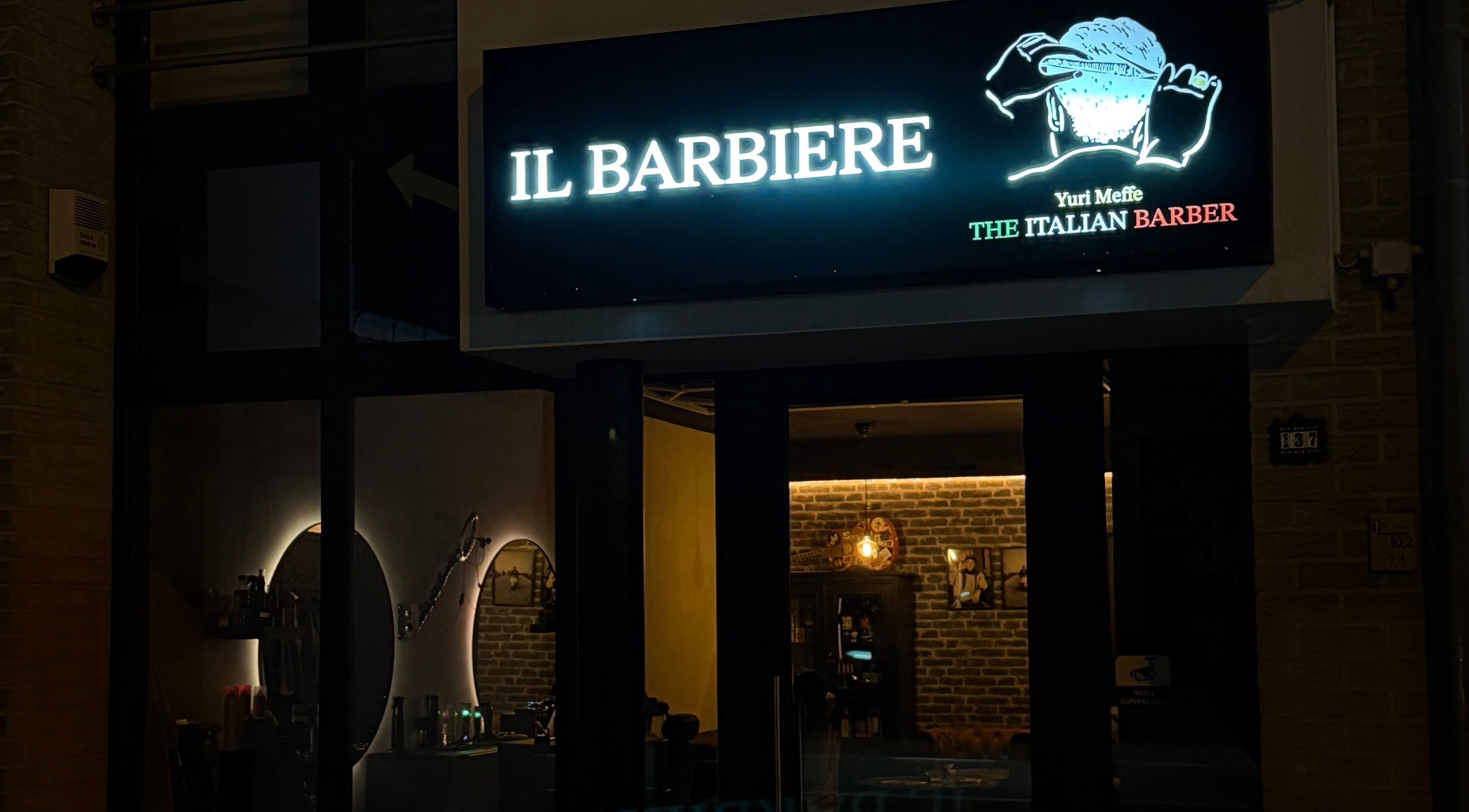 Buitenaanzicht van The Italian Barber in Hasselt, Vlaanderen, BE met verlicht bord.