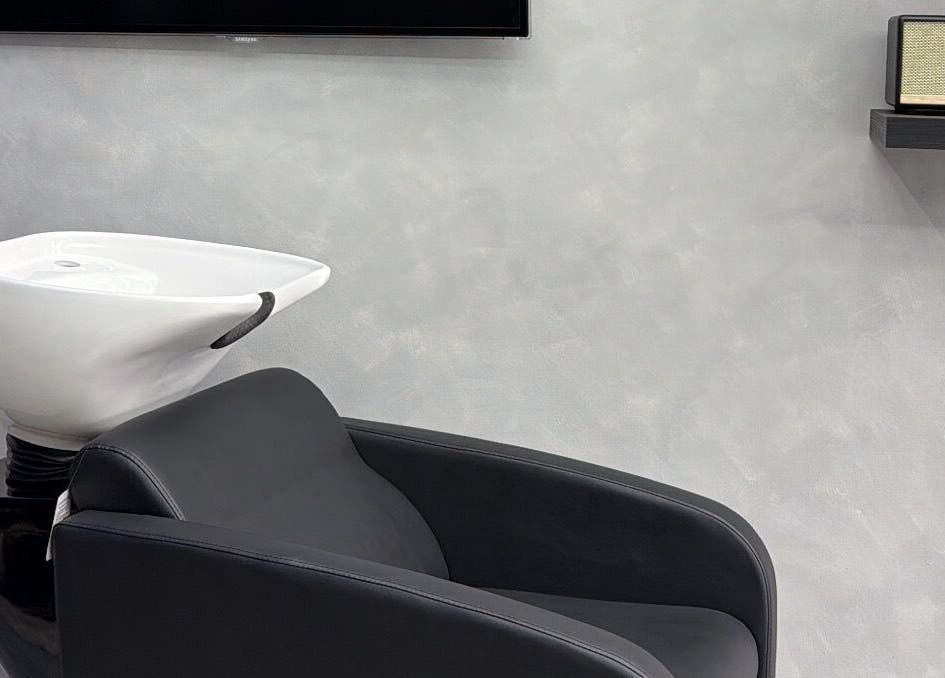 Moderne wasbak met zwarte stoel bij The Italian Barber, Hasselt, Vlaanderen, BE.