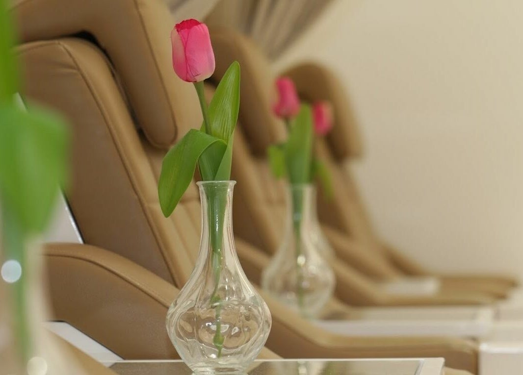 Elegant tulips adorn tranquil seating at Physiomins Beauty Lounge Al Forsan Branch, Abu Dhabi, AE.