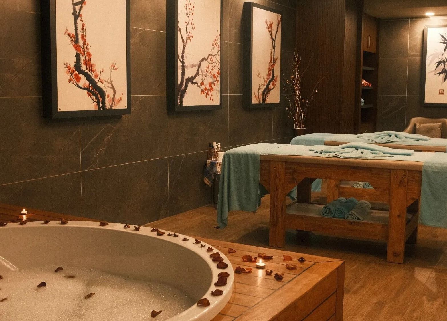 Relaxing massage room at Masör Orkun & Masaj Uygulayıcısı, İstanbul, İstanbul, TR featuring elegant decor.