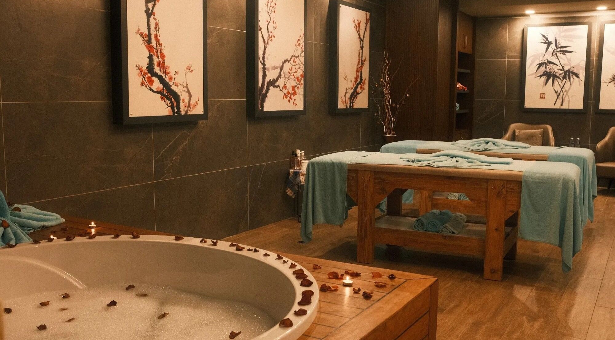 Relaxing massage room at Masör Orkun & Masaj Uygulayıcısı, İstanbul, İstanbul, TR featuring elegant decor.