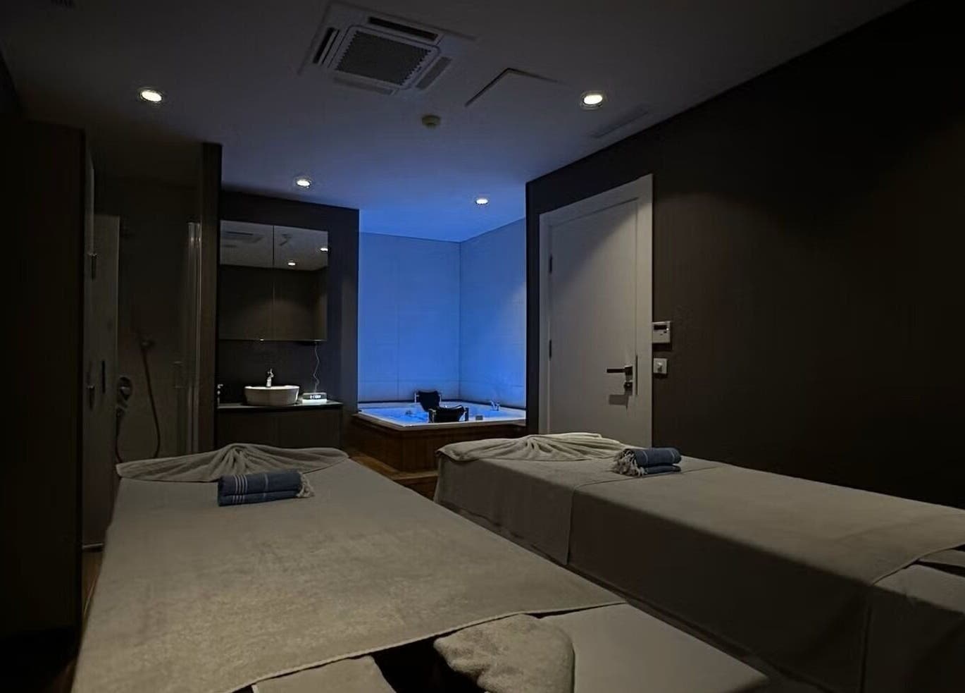 Relaxing massage room at Masör Orkun & Masaj Uygulayıcısı, İstanbul, İstanbul, TR, featuring tranquil lighting.