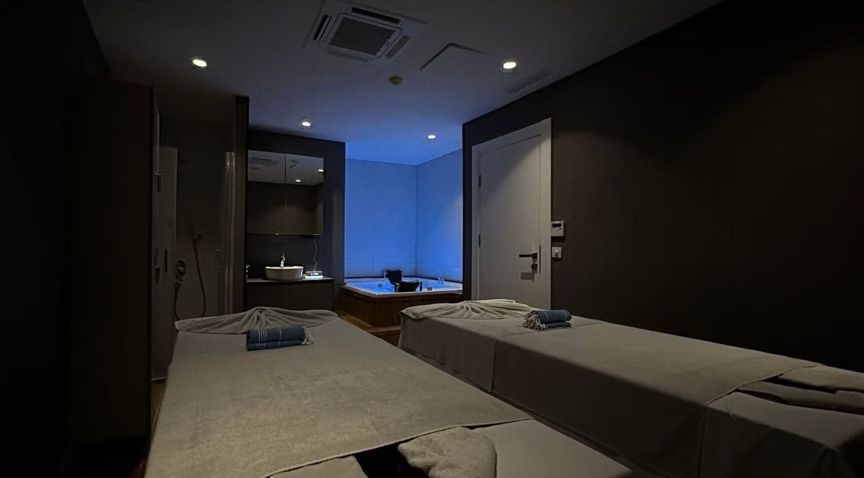 Relaxing massage room at Masör Orkun & Masaj Uygulayıcısı, İstanbul, İstanbul, TR, featuring tranquil lighting.