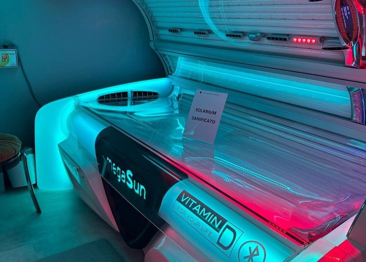 Lettino solare sanificato presso Kyrobeautysrl, Udine, Friuli-Venezia Giulia, IT, per un’abbronzatura sicura.