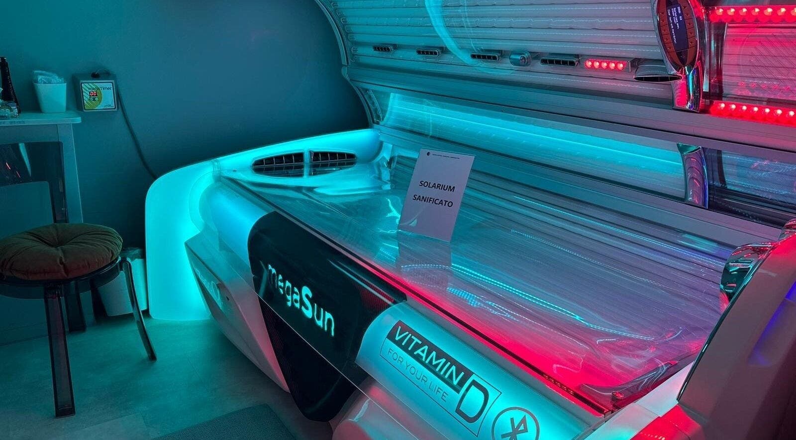 Lettino solare sanificato presso Kyrobeautysrl, Udine, Friuli-Venezia Giulia, IT, per un’abbronzatura sicura.