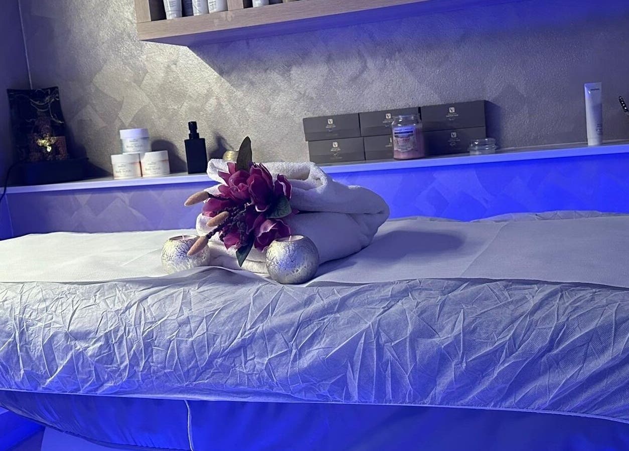Sala relax Kyrobeautysrl a Udine, Friuli-Venezia Giulia, IT. Tavolo con asciugamani e decorazione naturale.