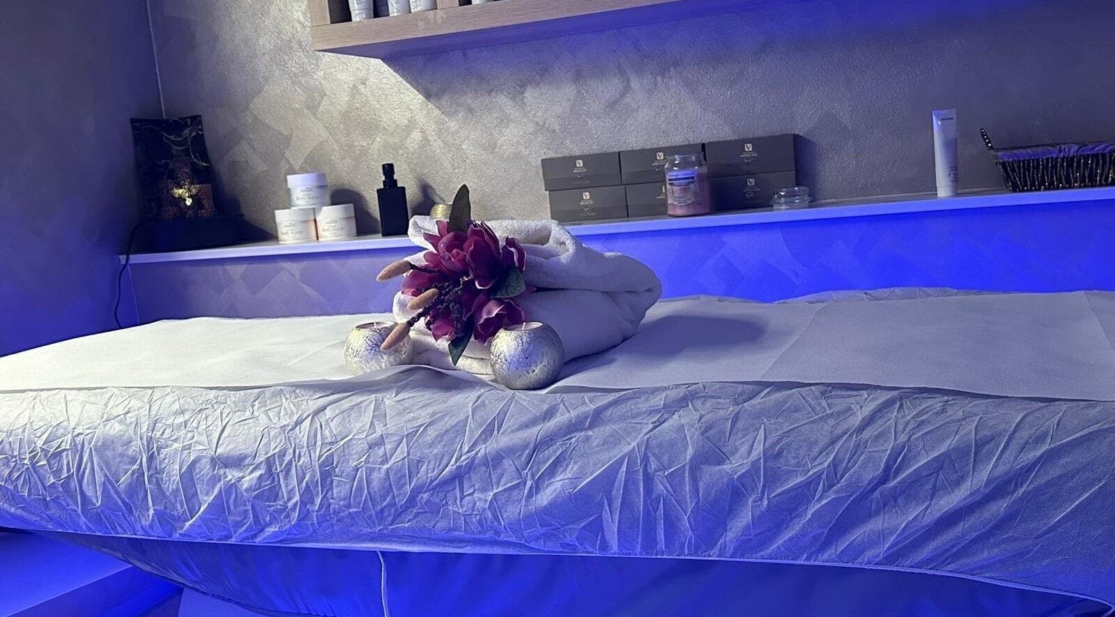 Sala relax Kyrobeautysrl a Udine, Friuli-Venezia Giulia, IT. Tavolo con asciugamani e decorazione naturale.