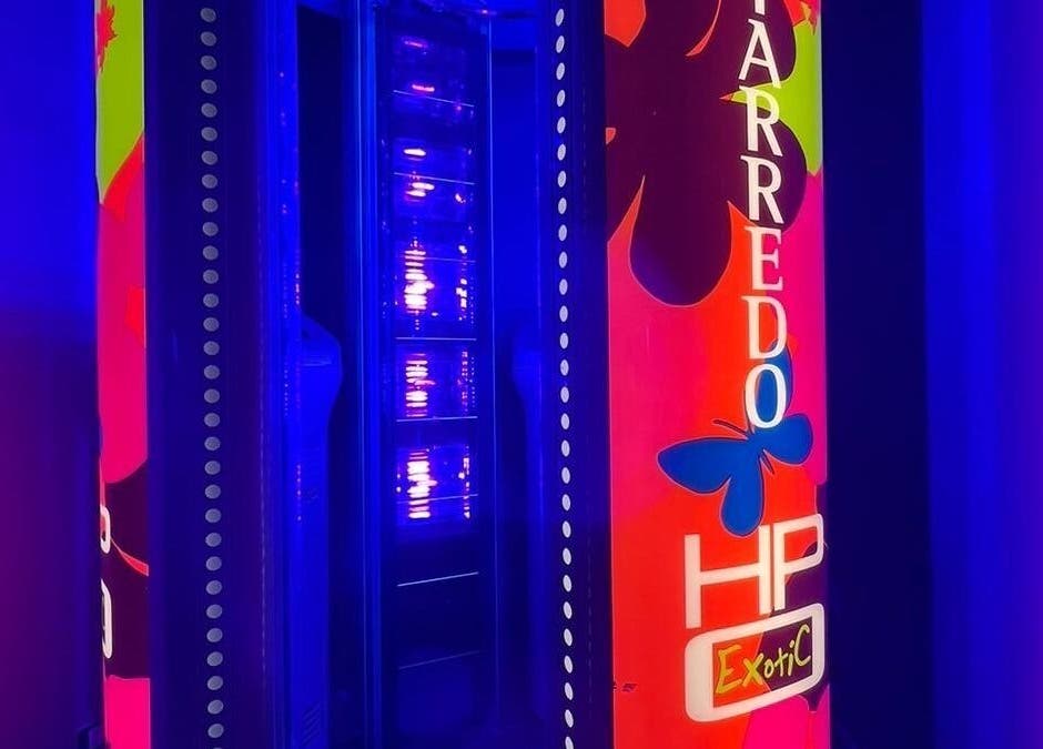 Cabina abbronzante presso Kyrobeautysrl, Udine, Friuli-Venezia Giulia, IT, con luci UV intense.