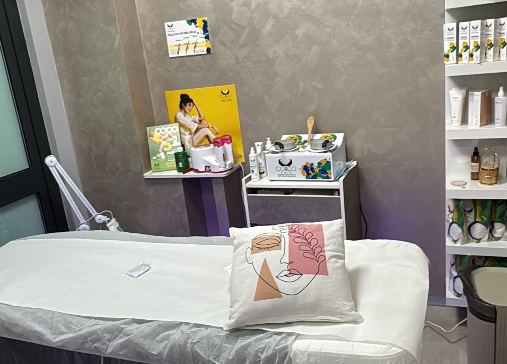 Stanza trattamenti Kyrobeautysrl a Udine, Friuli-venezia Giulia, IT con lettino e prodotti di bellezza.