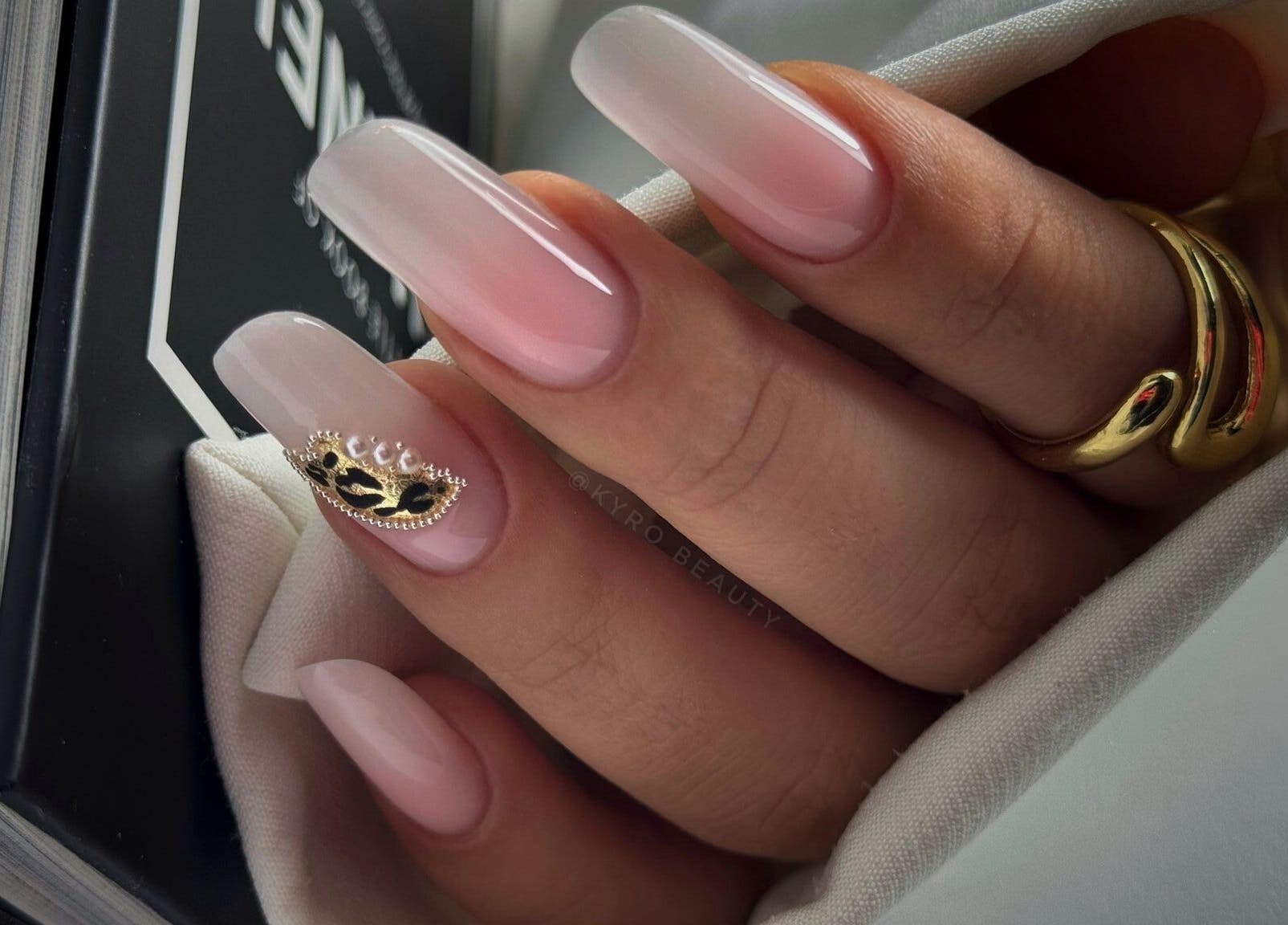 Manicure elegante con nail art raffinata a Kyrobeautysrl, Udine, Friuli-venezia Giulia, IT.