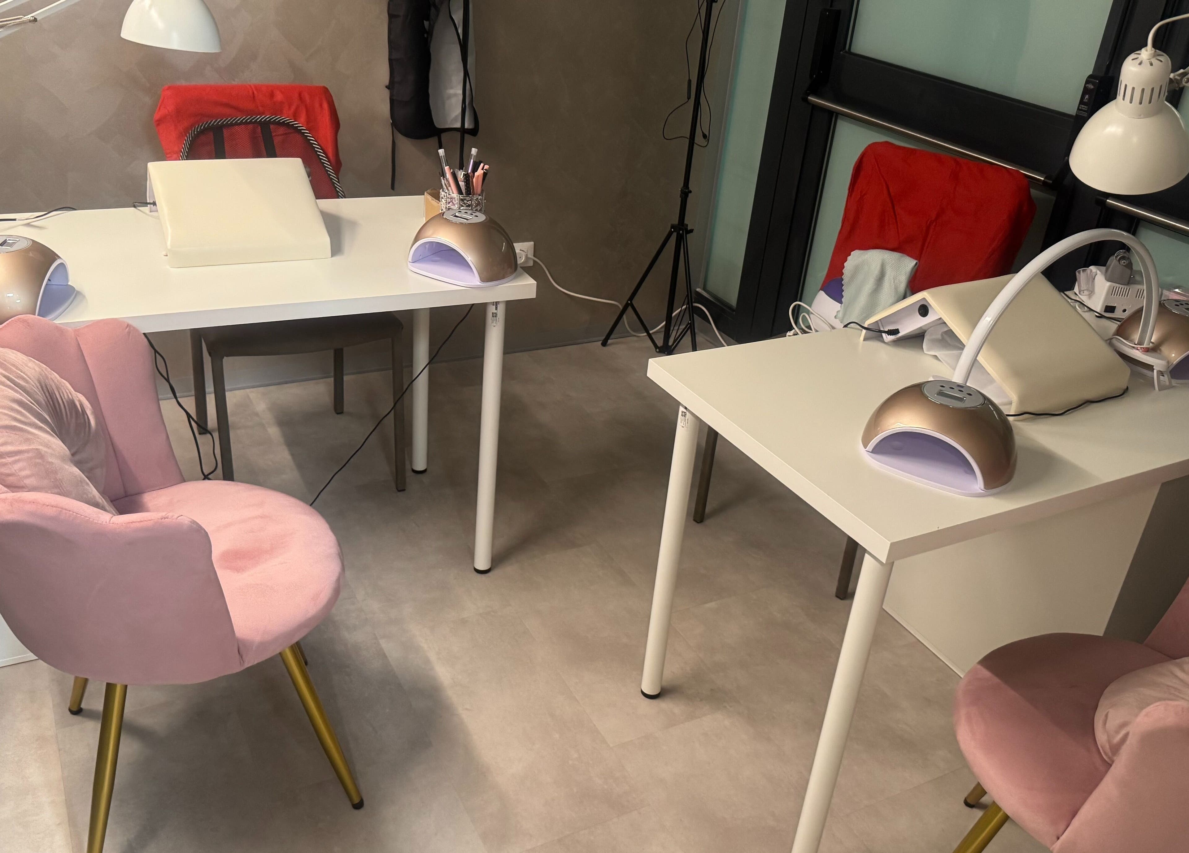 Postazione nail art a Kyrobeautysrl, Udine, Friuli-Venezia Giulia, IT. Comfort e stile in un'atmosfera accogliente.