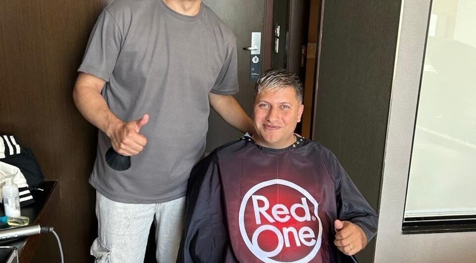 Client receiving a stylish haircut at Waljordan, Rosario, Santa Fe, AR, showcasing modern grooming techniques.