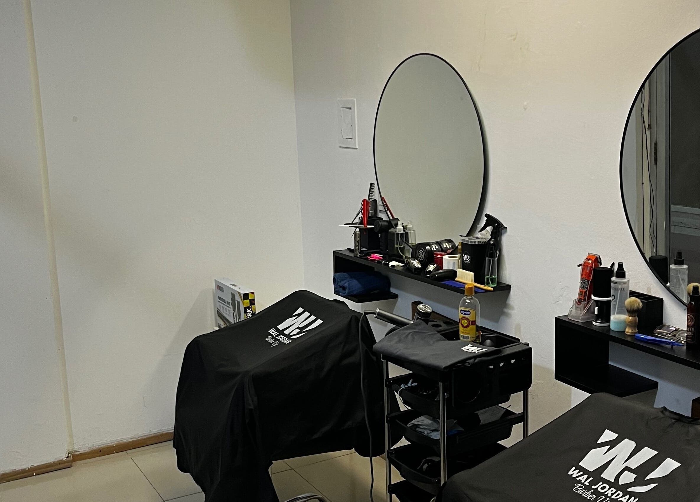 Modern salon setup at Waljordan in Rosario, Santa Fe, AR with sleek mirrors and styling tools.