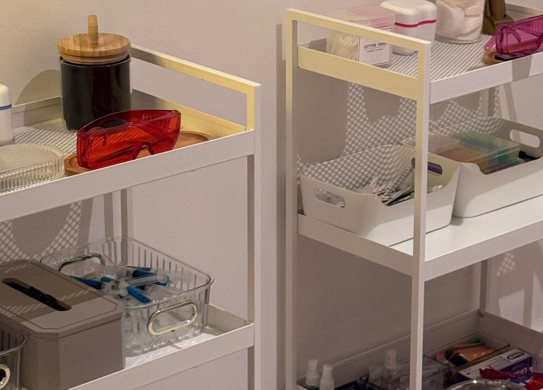 Équipements bien rangés chez White coco, Saint-gaudens, Occitanie, FR pour des soins de beauté impeccables.