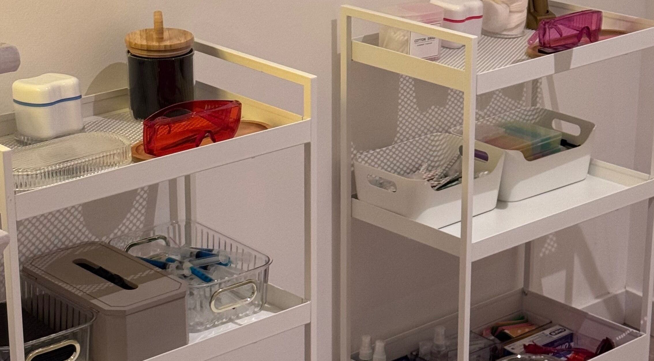 Équipements bien rangés chez White coco, Saint-gaudens, Occitanie, FR pour des soins de beauté impeccables.