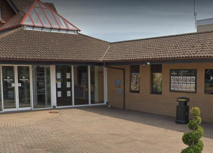 Entrance of Beautyh - Hoburne Bashley in New Milton, England, GB displaying welcoming architecture.