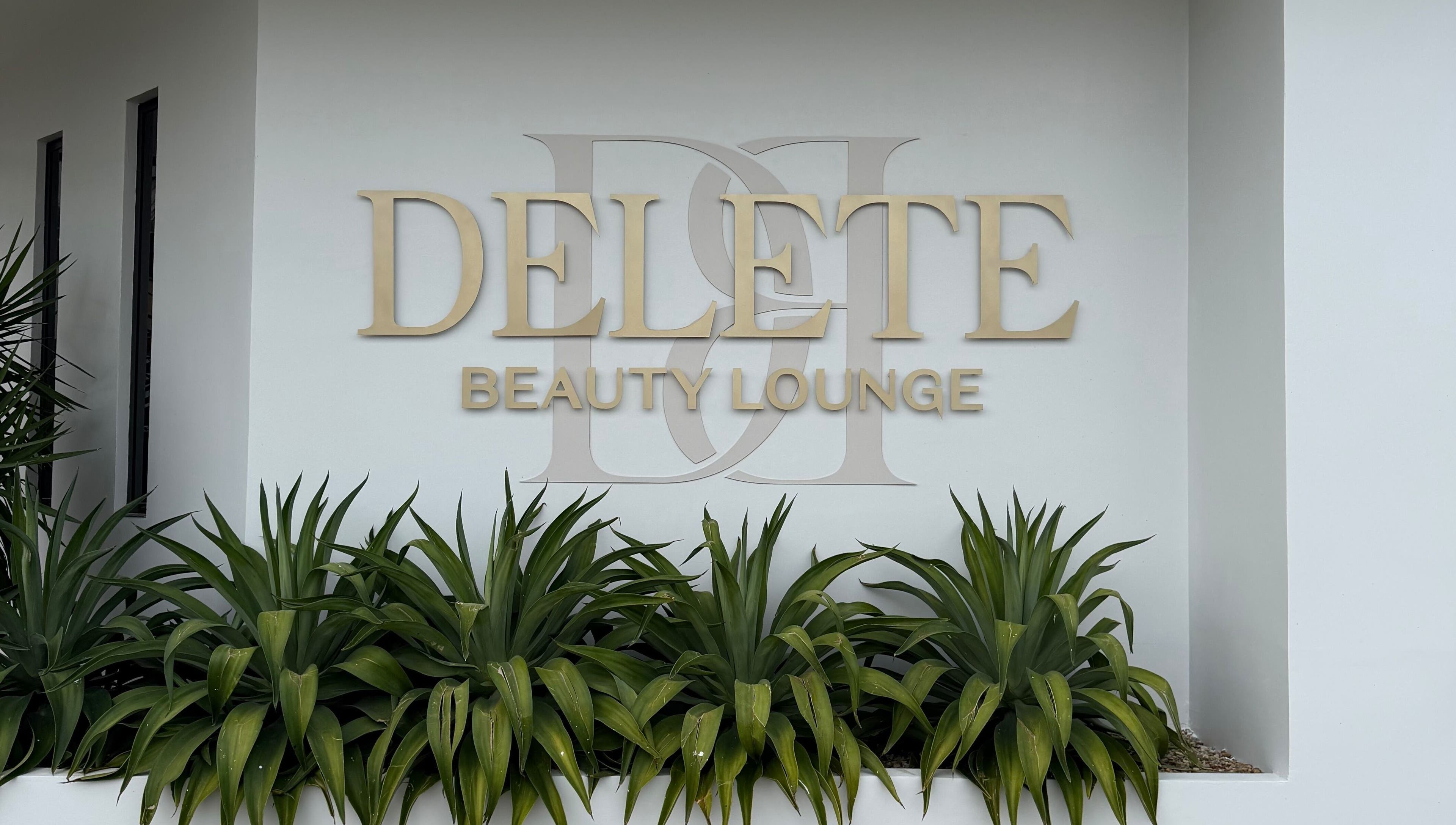 Exterior of Delete Beauty Lounge with lush plants in Paramaribo, Paramaribo, SR.
