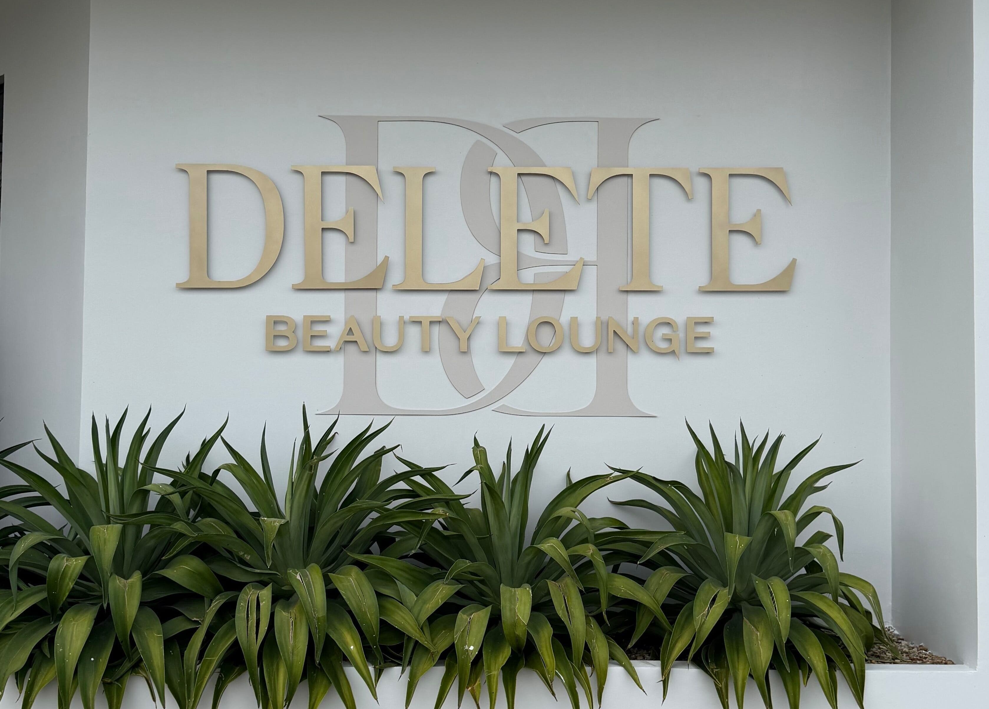 Exterior of Delete Beauty Lounge with lush plants in Paramaribo, Paramaribo, SR.