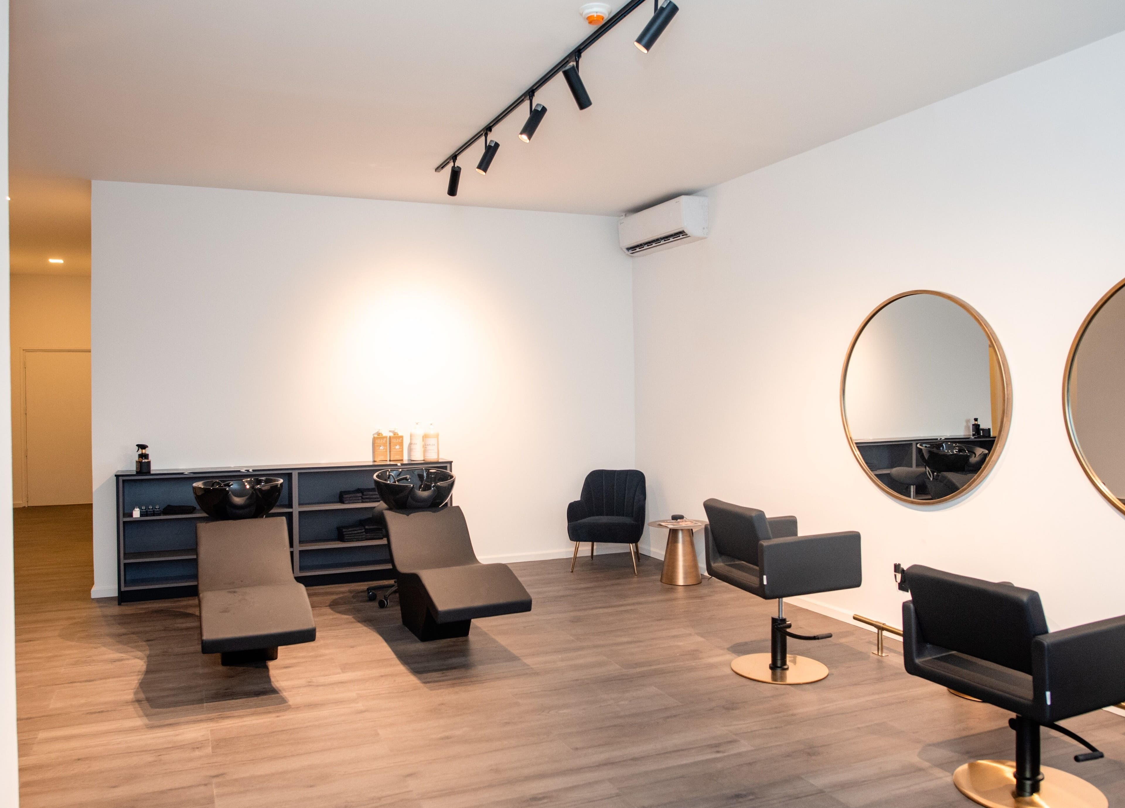 Modern interiors of Delete Beauty Lounge, Paramaribo, Paramaribo, SR with elegant chairs and mirrors.