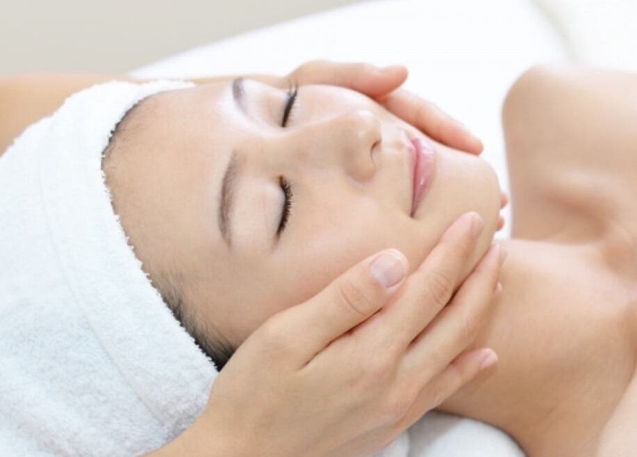 Ajisaïでのフェイシャルマッサージ、場所：Nice, Provence-alpes-côte D'azur, FRでリラックス。