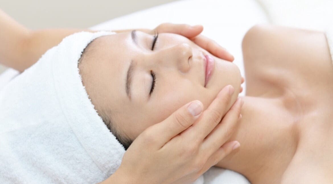 Ajisaïでのフェイシャルマッサージ、場所：Nice, Provence-alpes-côte D'azur, FRでリラックス。