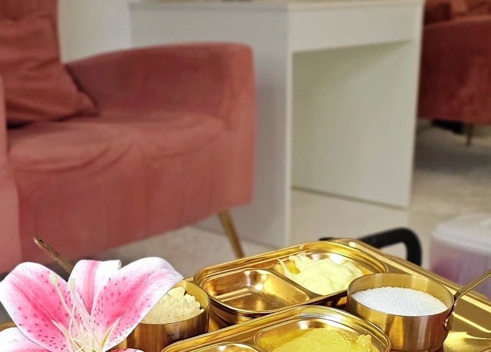 Luxurious spa essentials at Blossombeautybar, Paramaribo, SR with pink chair and elegant details.