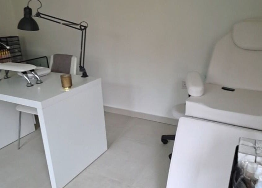 Minimalist χώρος αισθητικής στο Beauty_Studio28, Borehamwood, England, GB με λευκή καρέκλα και μοντέρνα διακόσμηση.