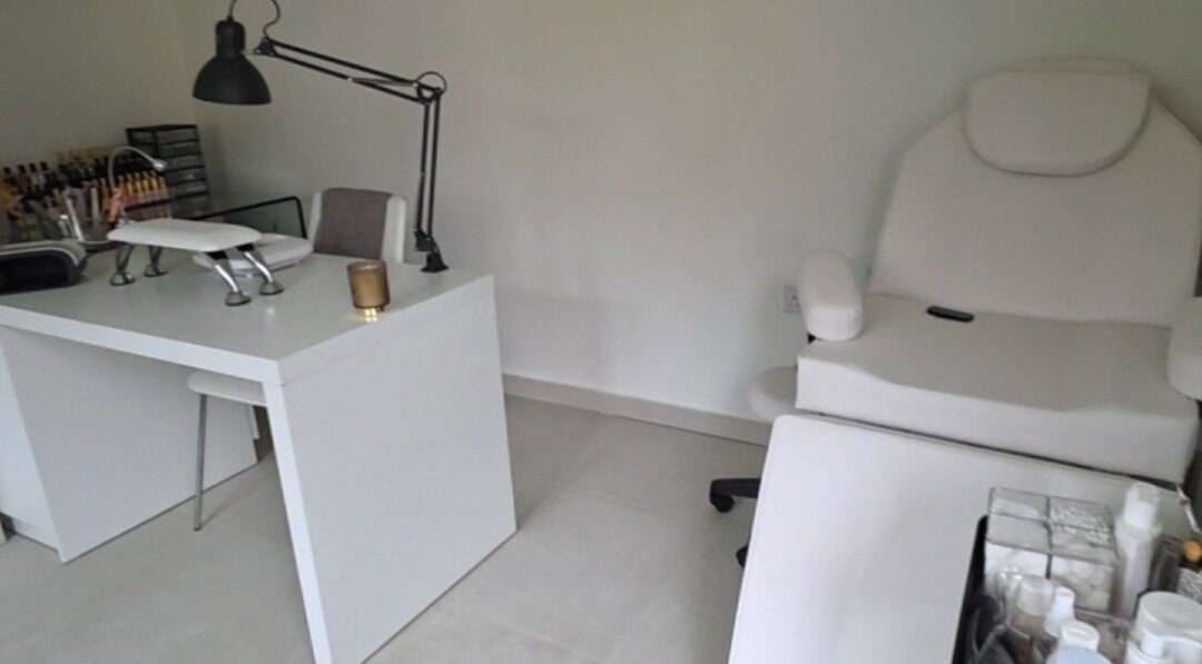 Minimalist χώρος αισθητικής στο Beauty_Studio28, Borehamwood, England, GB με λευκή καρέκλα και μοντέρνα διακόσμηση.