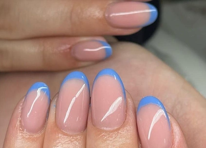 Σχέδιο γαλλικό μανικιούρ σε μπλε αποχρώσεις στο Beauty_Studio28, Borehamwood, England, GB.