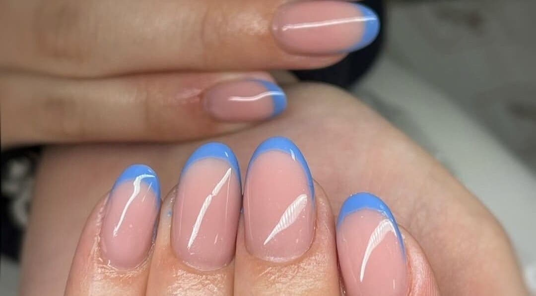Σχέδιο γαλλικό μανικιούρ σε μπλε αποχρώσεις στο Beauty_Studio28, Borehamwood, England, GB.