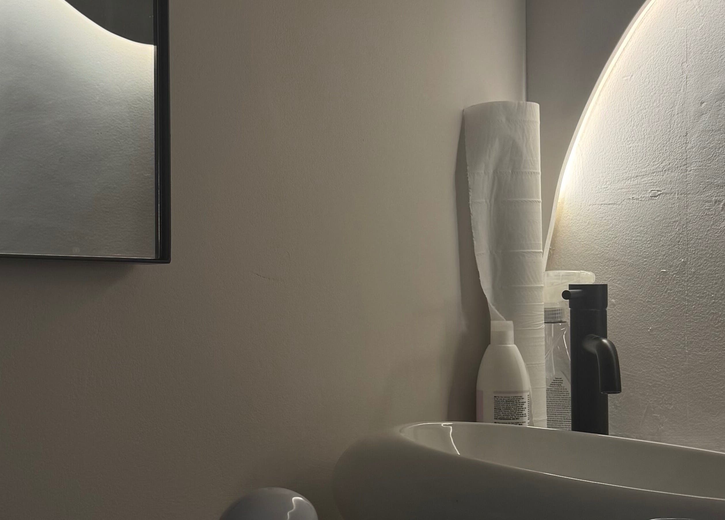 Modern vanity mirror and sink at By Amarni Tian, London, England, GB. Perfect for a luxurious beauty experience.