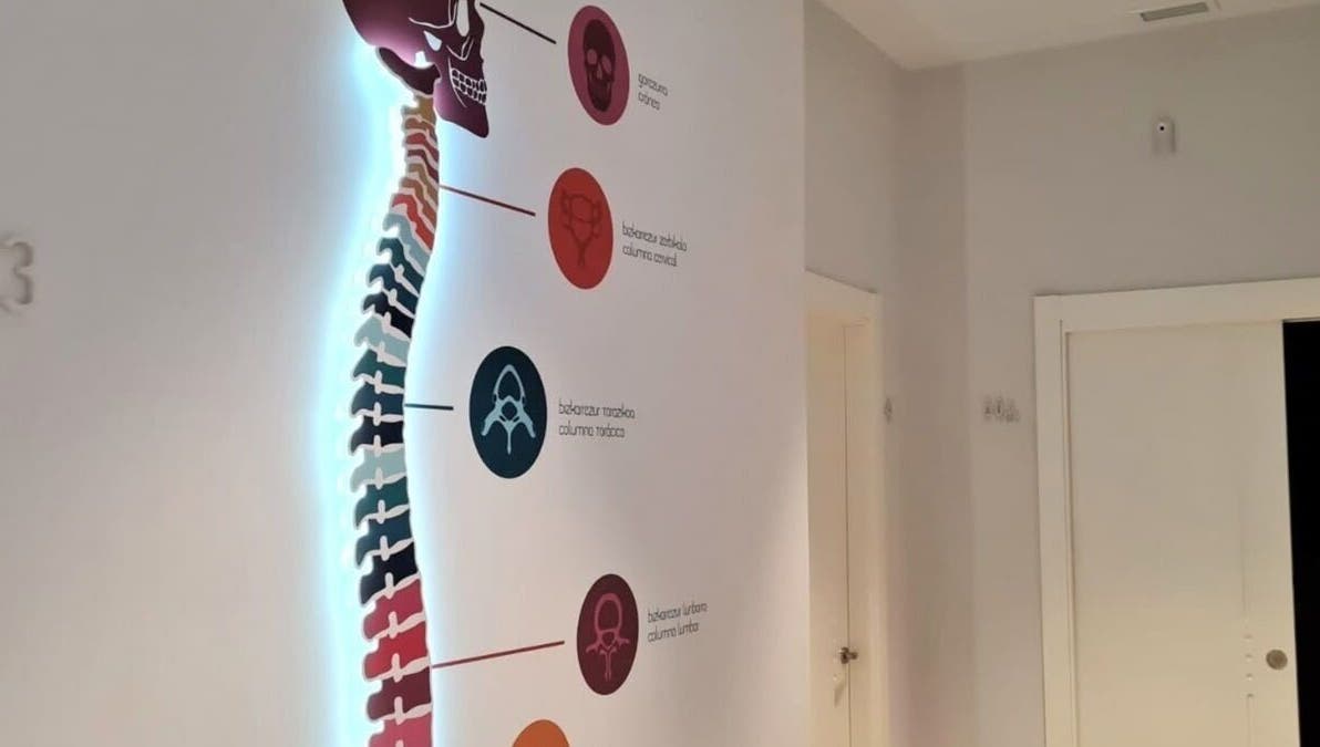 Illuminated spinal diagram on wall at Fisioterapia y Quiropráctica, Tequexquináhuac, Estado De México, MX.