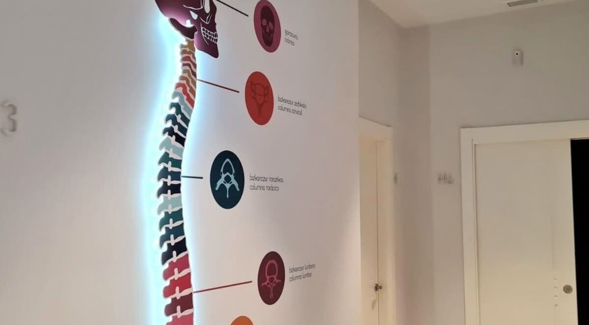 Illuminated spinal diagram on wall at Fisioterapia y Quiropráctica, Tequexquináhuac, Estado De México, MX.