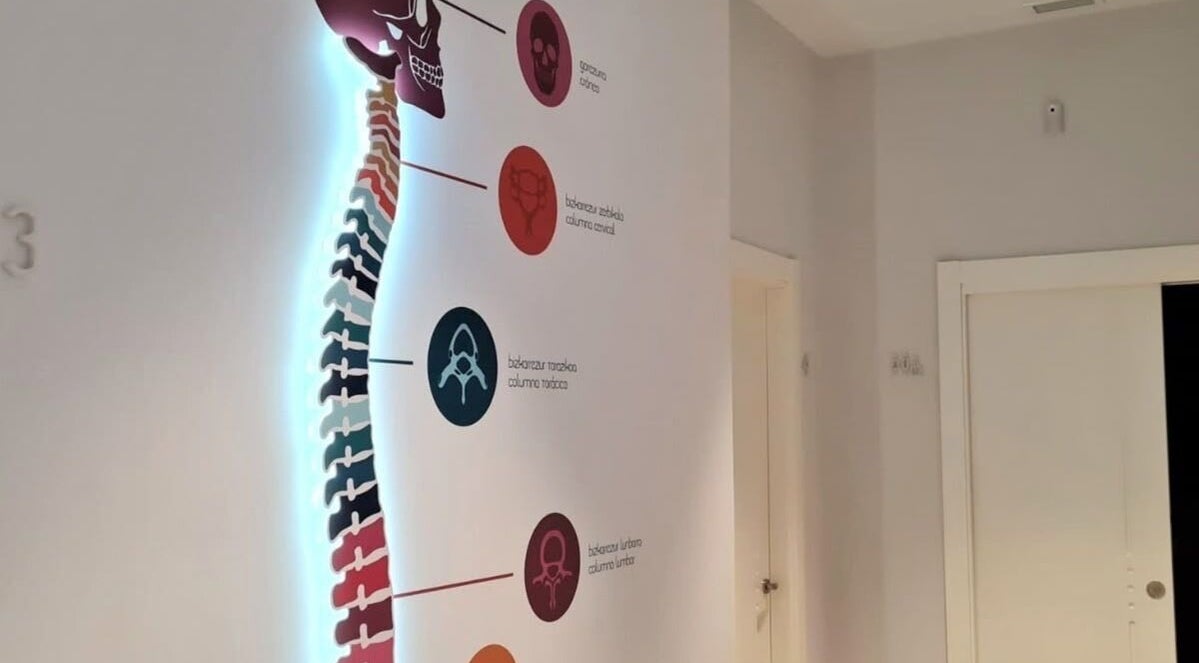 Illuminated spinal diagram on wall at Fisioterapia y Quiropráctica, Tequexquináhuac, Estado De México, MX.