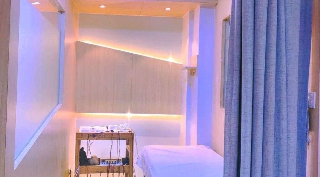 Tranquil therapy room at Fisioterapia y Quiropráctica in Tequexquináhuac, Estado De México, MX.